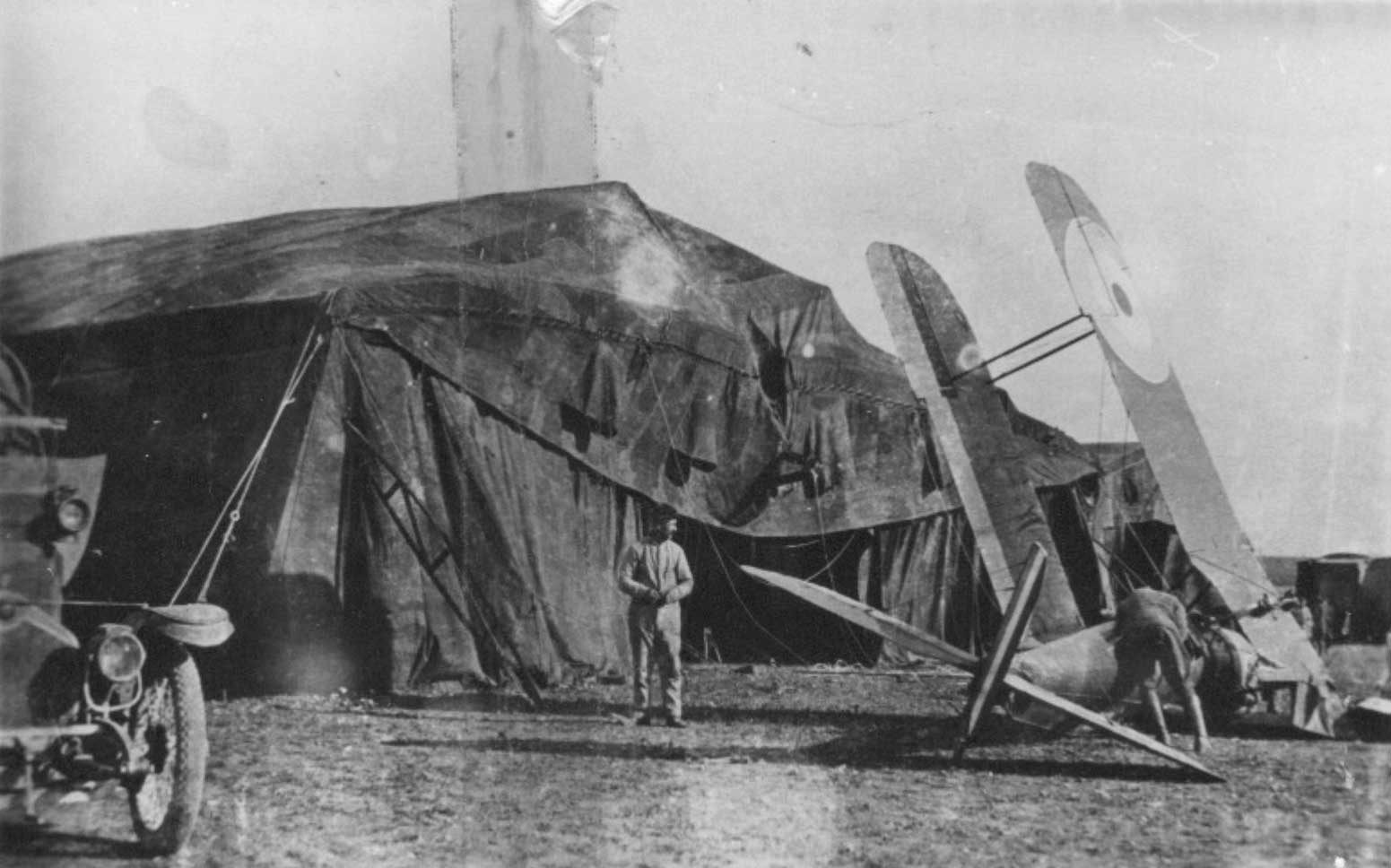 Dibbs' crashed SE5a (B8520) at Reclinghem, 5 July 1918.